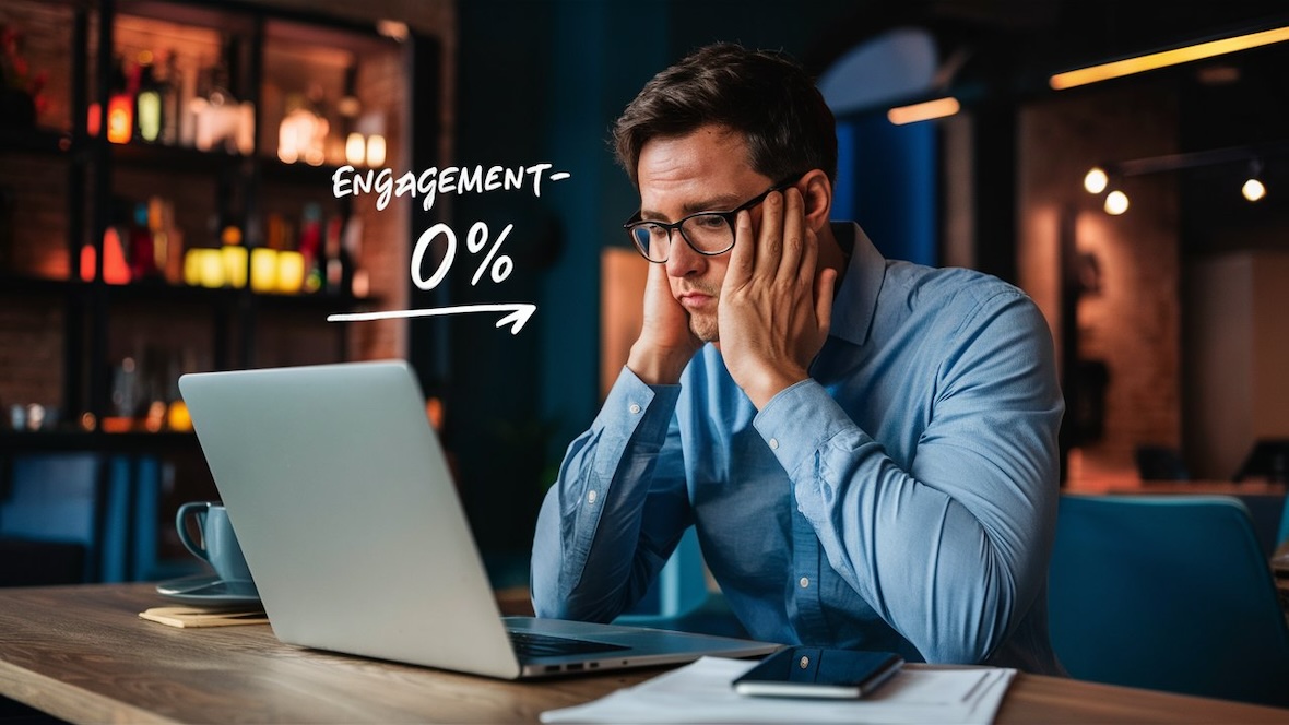 Ein Geschäftsmann betrachtet enttäuscht die Interaktionsstatistiken auf seinem Laptop – ein Symbol für die geringe Engagement-Rate gekaufter Follower.